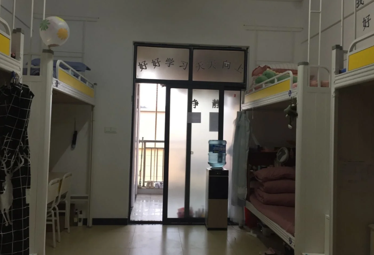 六人间宿舍