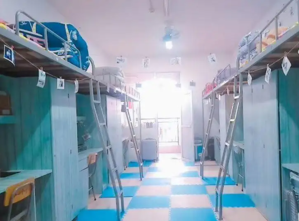 六人间宿舍