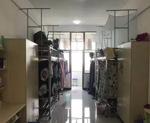 八人间宿舍
