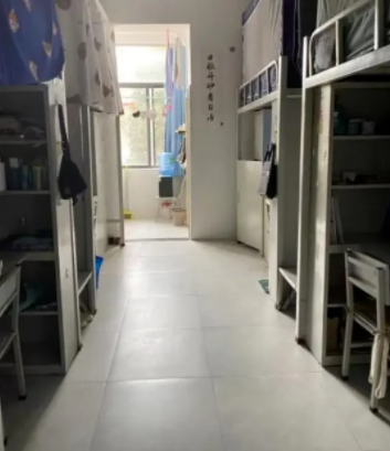 四人间宿舍