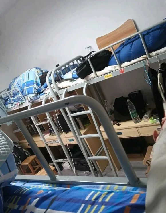 四人间宿舍