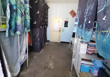 六人间宿舍