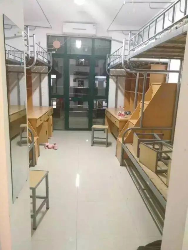 四人间宿舍