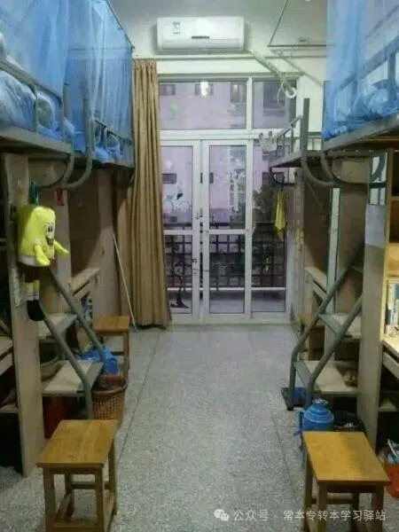 四人间上床下桌