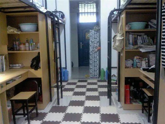 四人间上床下桌