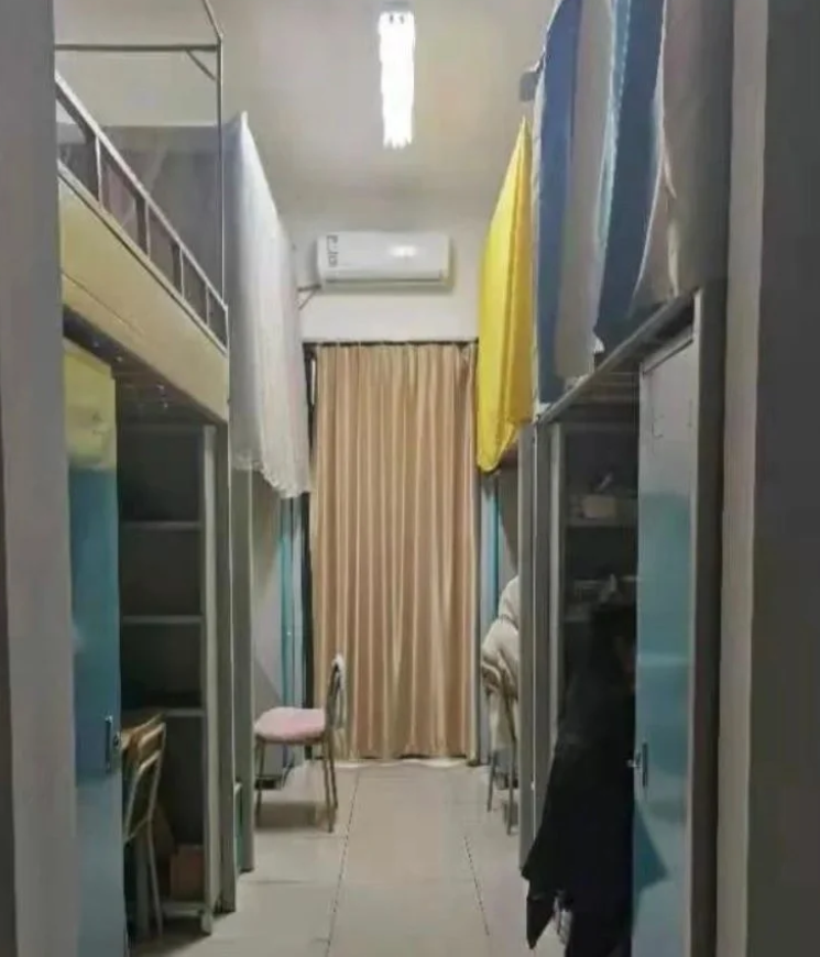 四人间宿舍