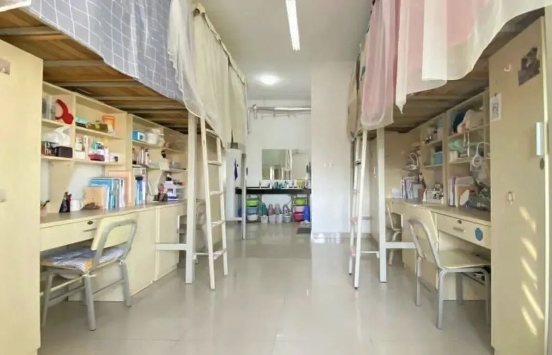 四人间宿舍