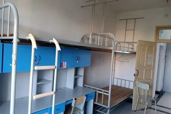 六人间宿舍