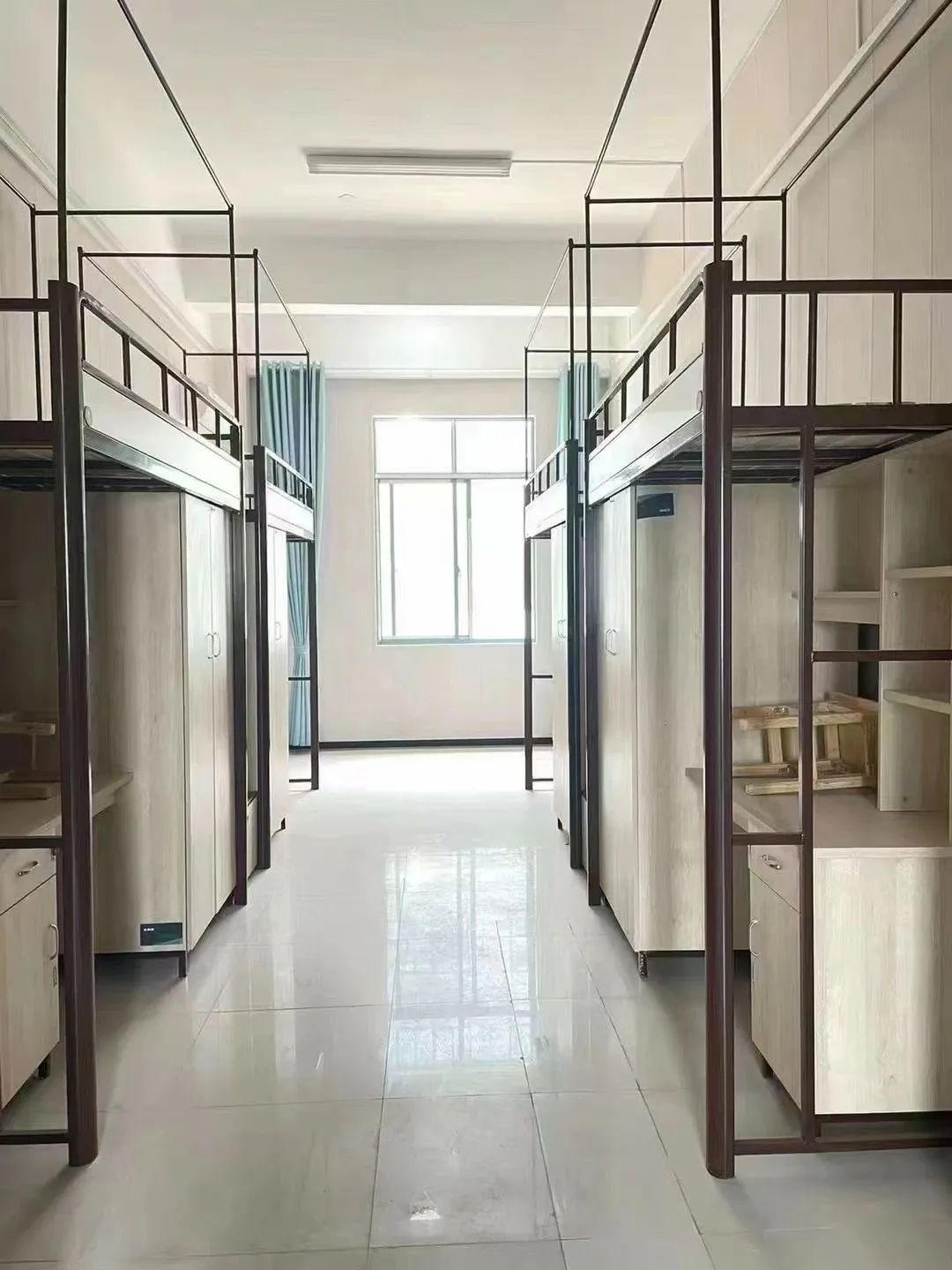 上床下桌四人间