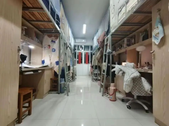 六人间宿舍