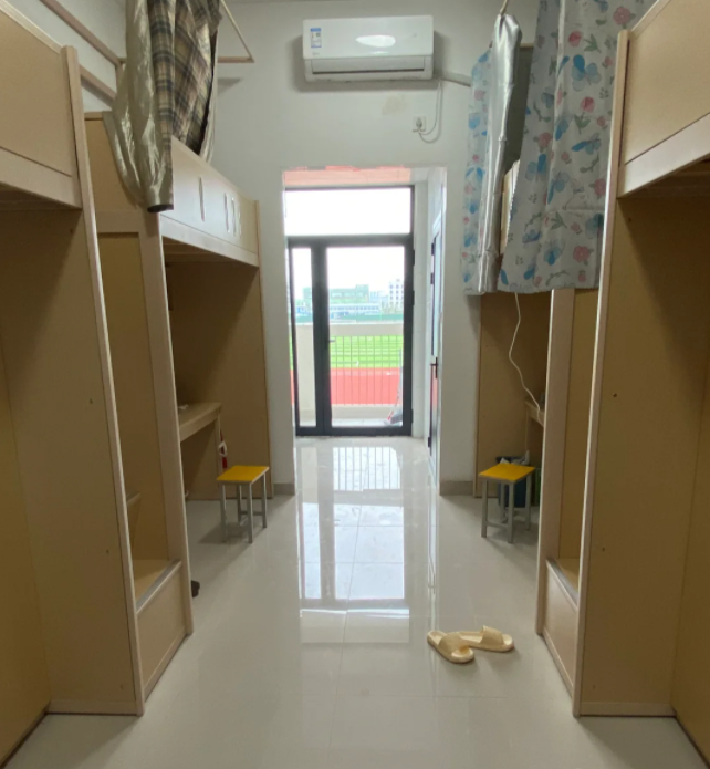 四人间宿舍