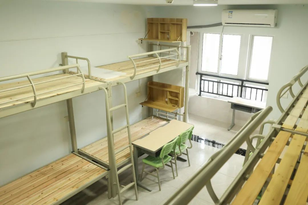 八人间宿舍