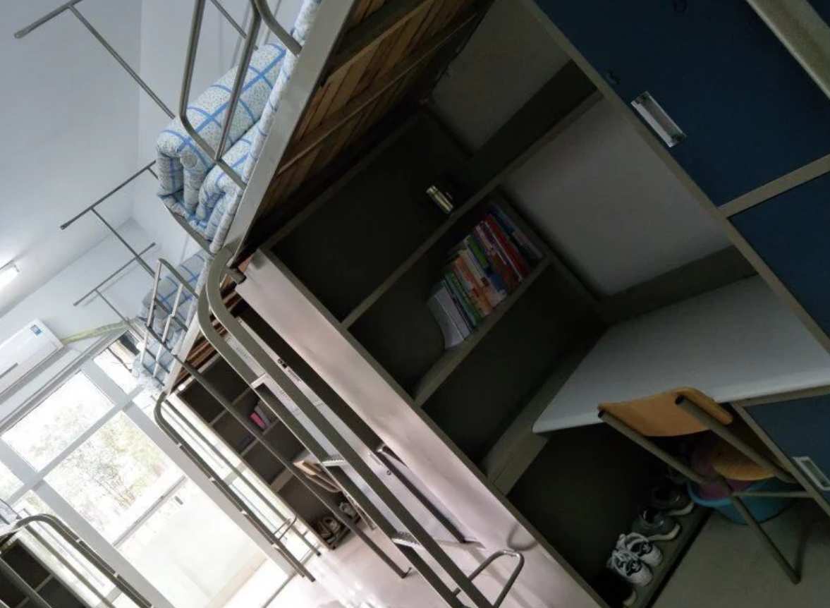 六人间宿舍