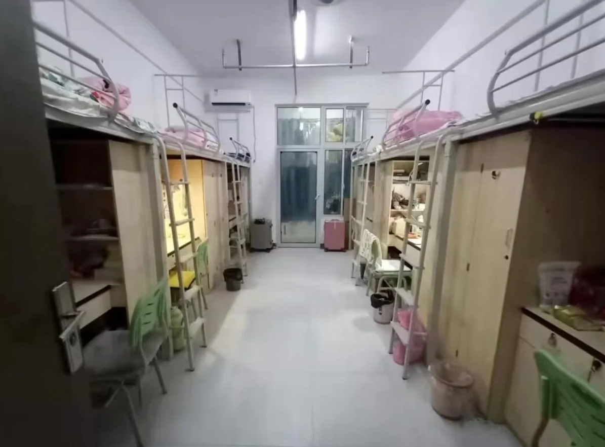 六人间宿舍