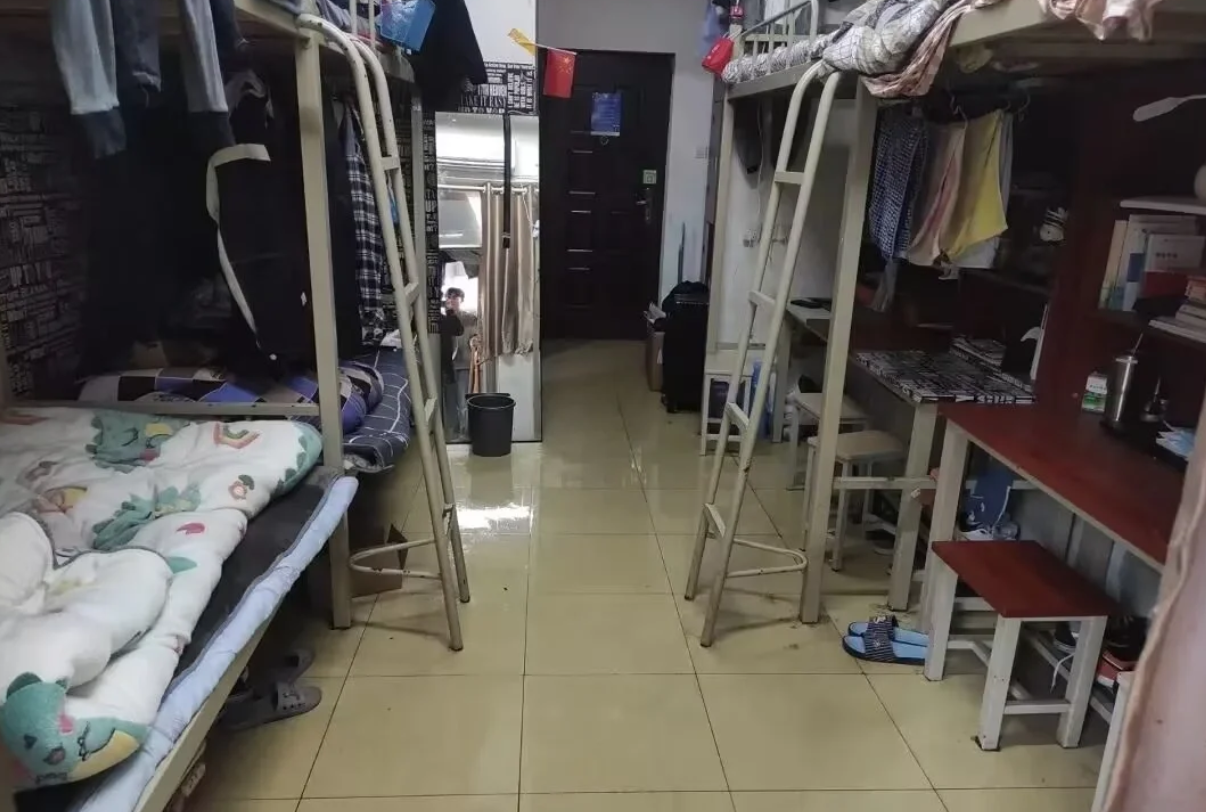 六人间内部