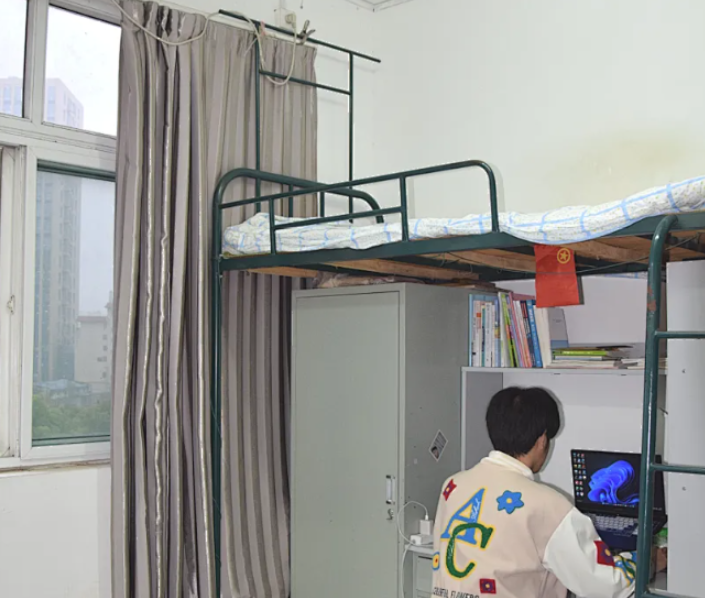 男生宿舍上床下桌
