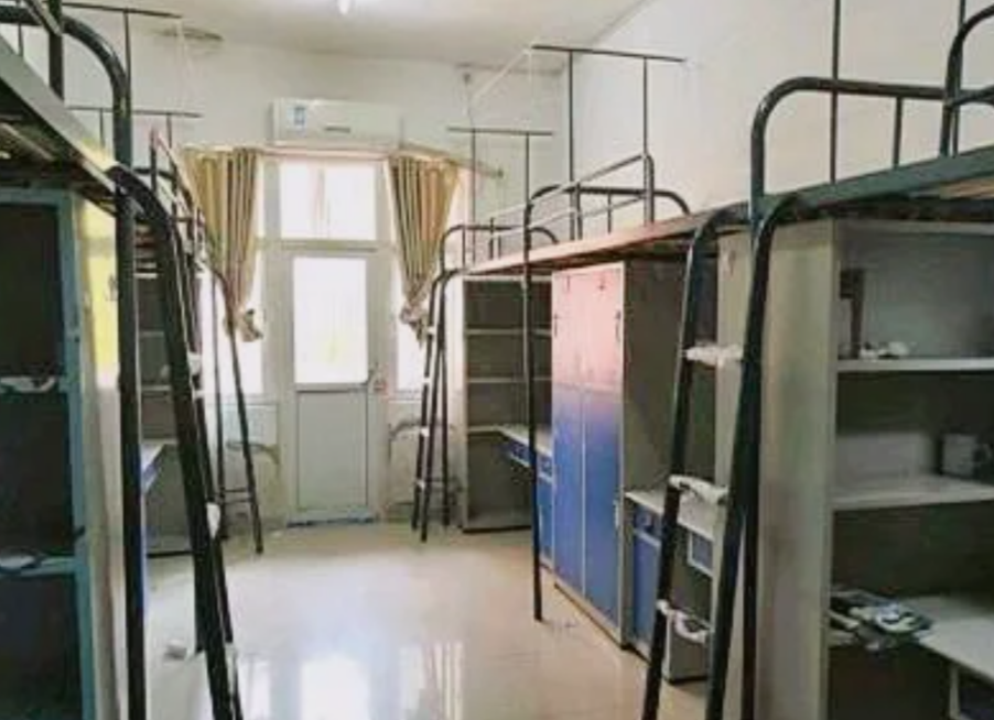 六人间宿舍