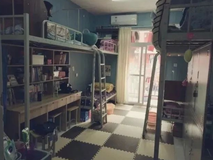 六人间宿舍