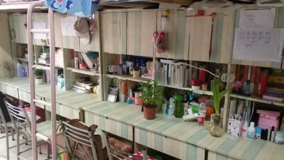 香怡社区宿舍写字桌